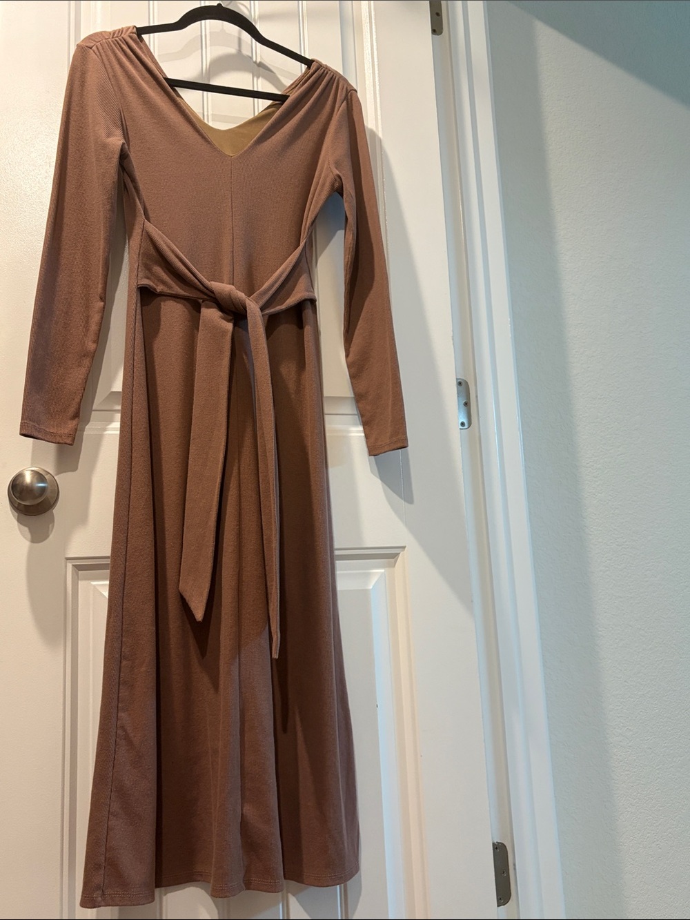 Gilli Long Sleeve Tie-Waist Dress in Mauve Brown